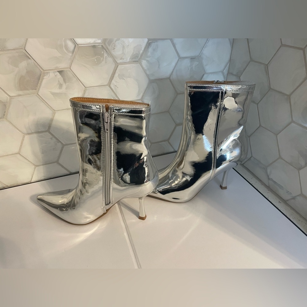 Wild Diva Lounge Silver Metallic Pointed Toe Bootie Size 7 M ‘Sultry’ Ankle High - Picture 7 of 11